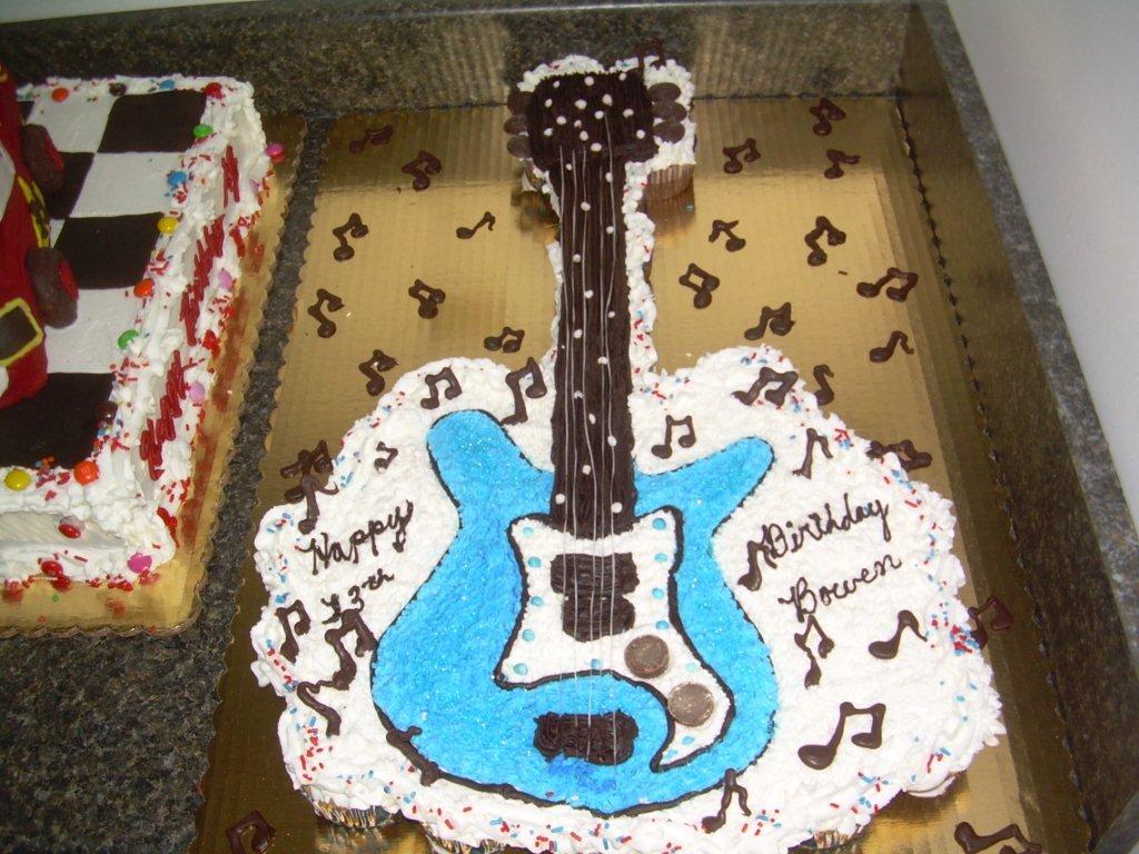 GUITAR CUPCAKE CAKE-